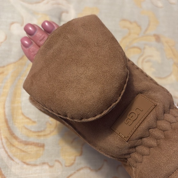 Sheepskin flip mitten in chestnut with magnetic closure. Size small/medium. NWT - Picture 8 of 10